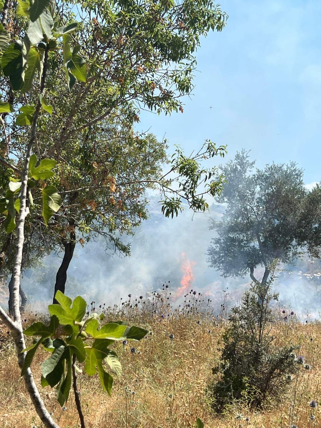 النيران تشتعل في أراضي دورا القرع عقب مهاجمة المستوطنين للقرية